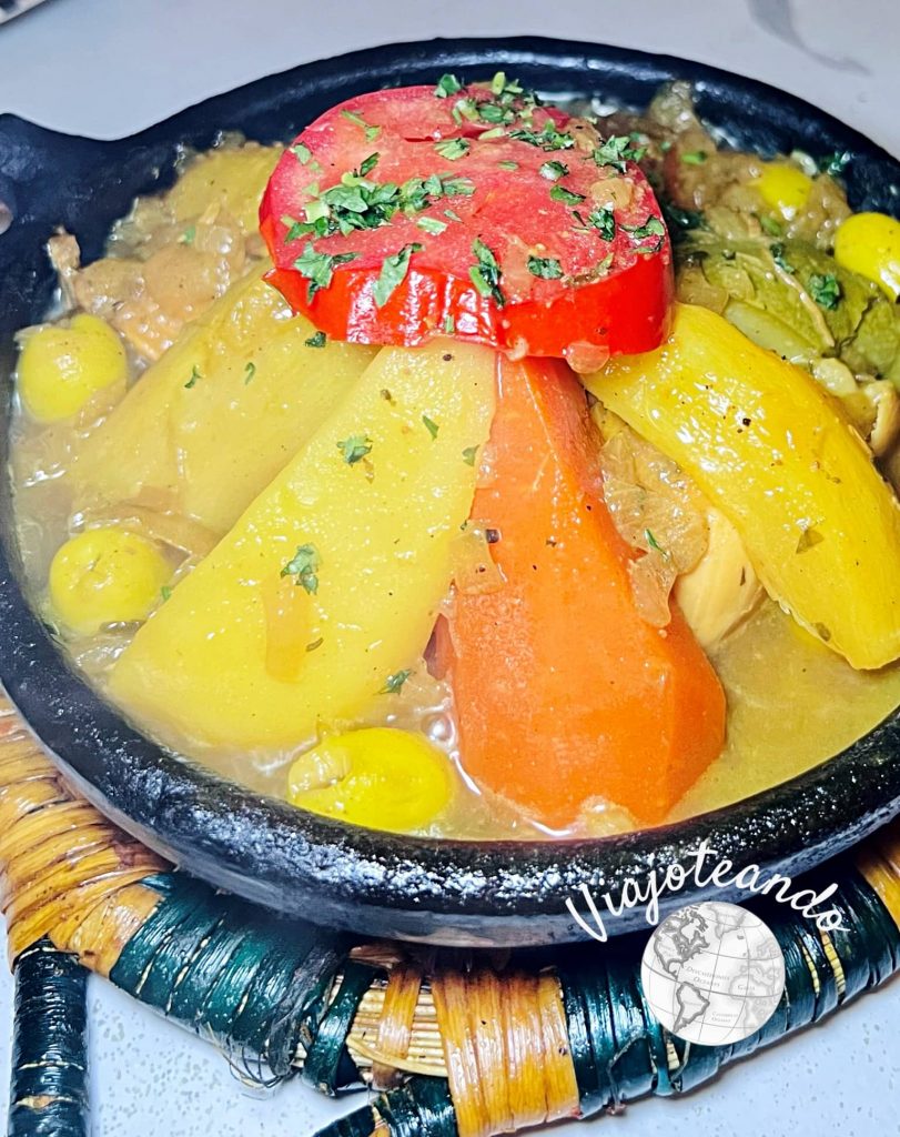 Prepara tajine de pollo y especias, el plato típico de Marruecos